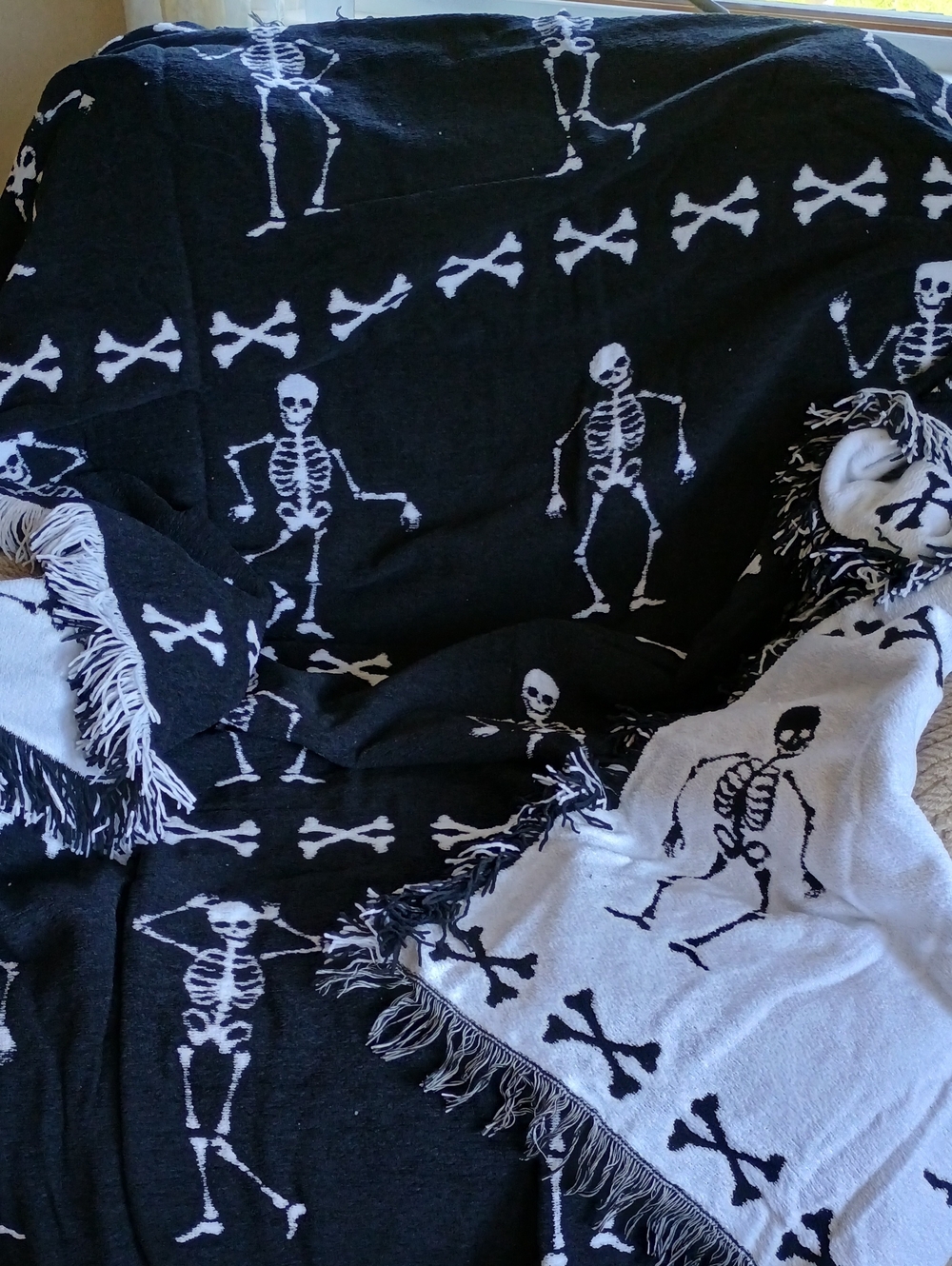 NWTS Rachel Zoe Halloween Dancing Skeletons Knit Throw Blanket Black White Viral